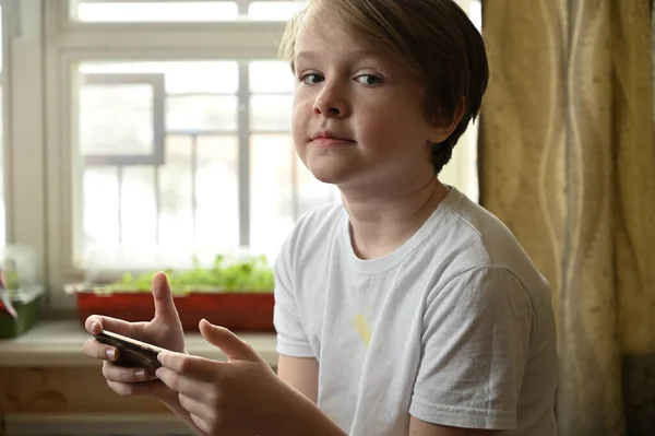 Photo Teenage Boy Playing Phone Room Home Front Window — Stock Photo, Image