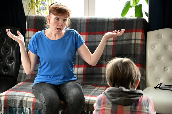 Foto Mamma Och Pojke Sitter Soffan Hemmets Inredning Mor Förklarar — Stockfoto