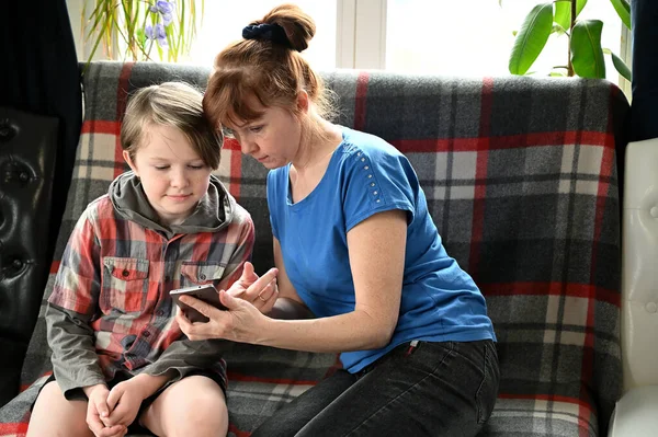 Photo Mom Boy Sitting Sofa Using Smartphone Home Interior Mother — Stock Photo, Image