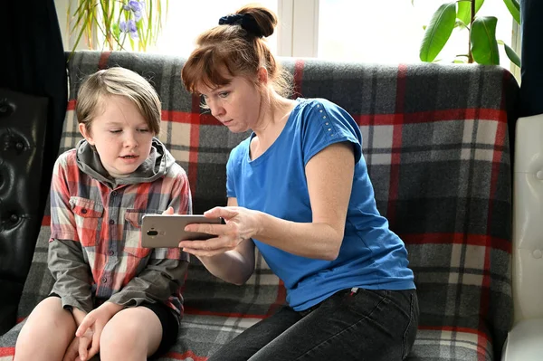 Photo Mom Boy Sitting Sofa Using Smartphone Home Interior Mother — Stock Photo, Image