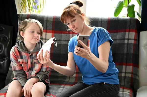 Foto Mãe Menino Estão Sentados Sofá Usando Smartphone Interior Casa — Fotografia de Stock