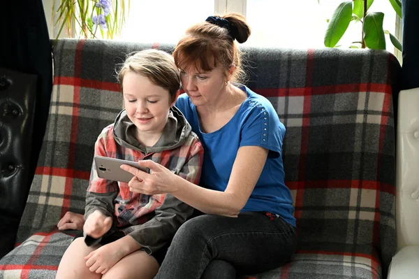 Fotografie Matky Chlapce Sedí Pohovce Pomocí Smartphonu Interiéru Domu Matka — Stock fotografie