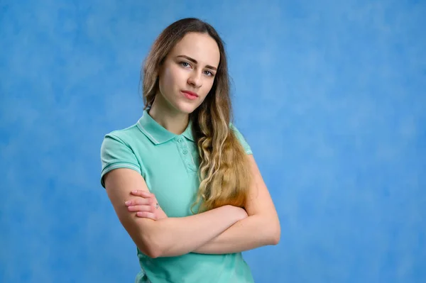 Retrato Uma Menina Caucasiana Com Cabelos Longos Uma Camiseta Turquesa — Fotografia de Stock