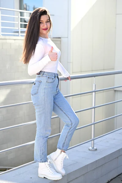 Foto Uma Menina Morena Caucasiana Uma Blusa Branca Jeans Azul — Fotografia de Stock