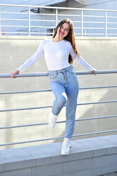 Una Foto Caucásica Una Guapa Morena Blusa Blanca Jeans Azules — Foto de Stock