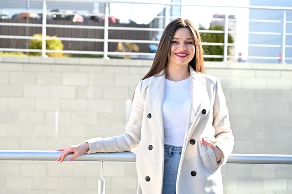 Retrato Caucasiano Uma Linda Menina Morena Casaco Leve Jeans Azul — Fotografia de Stock