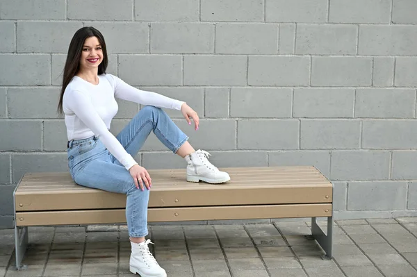 Retrato Caucásico Una Guapa Morena Blusa Blanca Jeans Azules Sentada —  Fotos de Stock