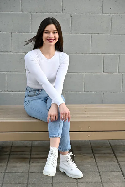 Retrato Caucásico Una Guapa Morena Blusa Blanca Jeans Azules Sentada — Foto de Stock