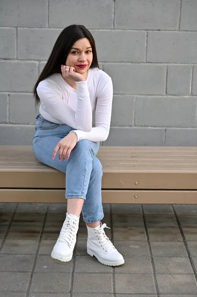 Retrato Caucásico Una Guapa Morena Blusa Blanca Jeans Azules Sentada — Foto de Stock