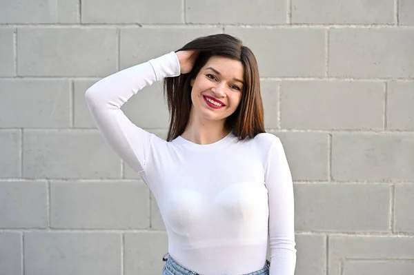 Retrato Caucásico Una Guapa Morena Blusa Blanca Encuentra Cerca Pared — Foto de Stock