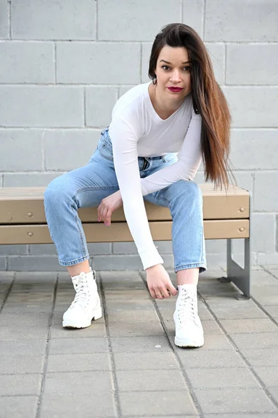 Retrato Caucásico Una Guapa Morena Blusa Blanca Jeans Azules Sentada —  Fotos de Stock