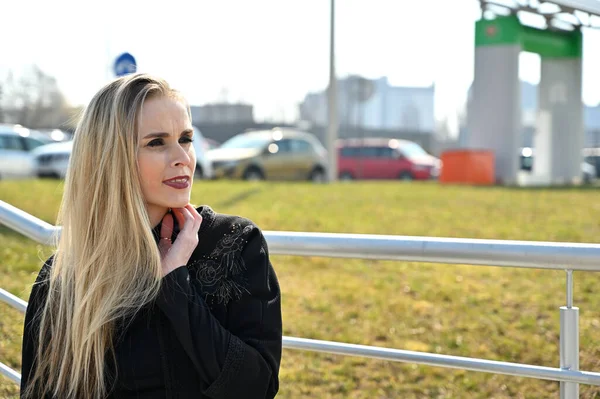 Modell Bakgrunden Räcket Trappan Porträtt Ung Blond Vit Kvinna Ute — Stockfoto