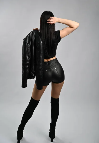 Fotografie Full Length Zadní Pohled Okouzlující Brunetka Modelu Černém Oblečení — Stock fotografie