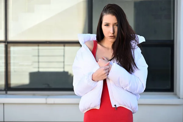 Retrato Aire Libre Una Joven Morena Moda Con Una Chaqueta —  Fotos de Stock