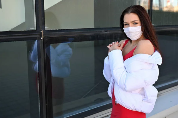 Venku Portrét Módní Mladé Brunetky Lékařské Masce Červených Šatech Bílé — Stock fotografie