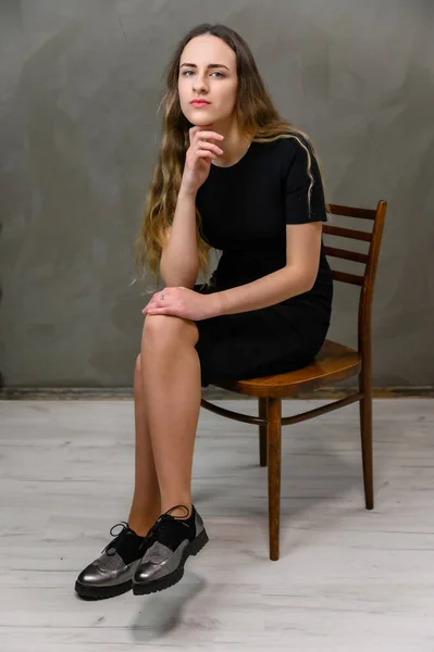 Κάθετη Φωτογραφία Μιας Νεαρής Όμορφης Γυναίκας Μαύρο Φόρεμα Γκρι Φόντο — Φωτογραφία Αρχείου