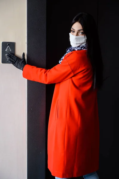 Portrét Mladé Hezké Bělošky Brunetky Vynikajícím Make Upem Červeném Kabátě — Stock fotografie