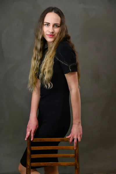 Vertikales Studiofoto Auf Grauem Hintergrund Nettes Kaukasisches Teenager Mädchen Einem — Stockfoto