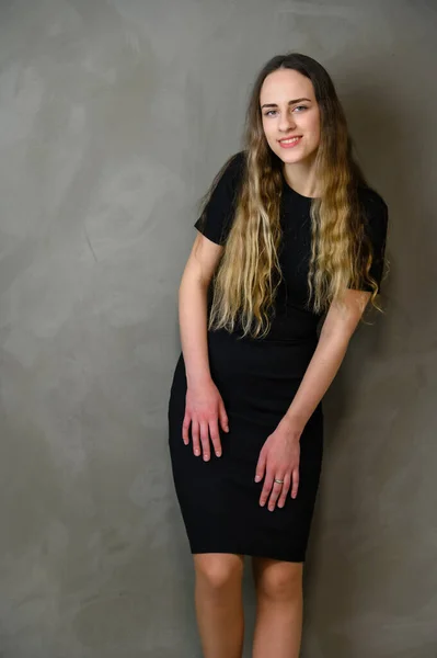 Vertikales Studiofoto Auf Grauem Hintergrund Von Einem Niedlichen Kaukasischen Teenager — Stockfoto