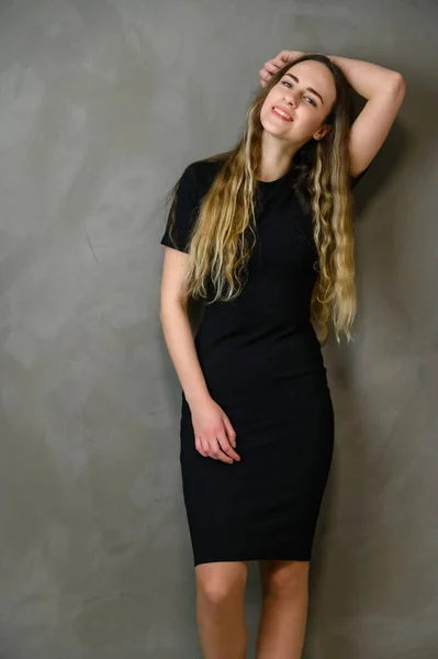 Foto Vertical Una Linda Adolescente Caucásica Vestido Negro Con Pelo — Foto de Stock