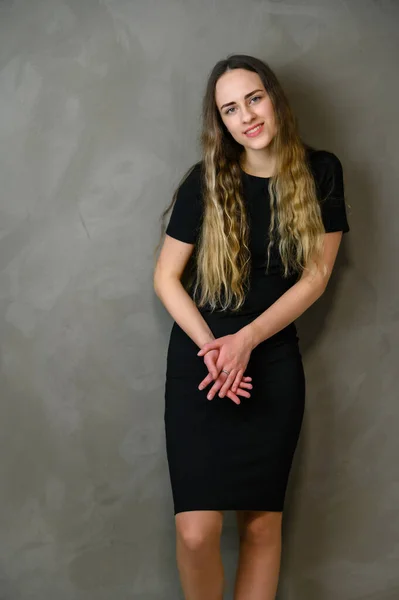 Κάθετη Φωτογραφία Ενός Χαριτωμένου Καυκάσιου Κοριτσιού Μαύρο Φόρεμα Μακριά Μαλλιά — Φωτογραφία Αρχείου