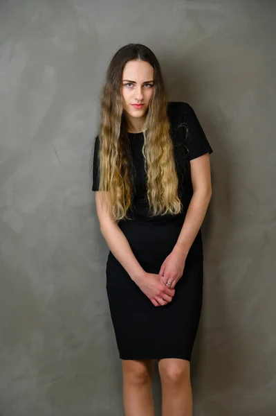 Foto Vertical Una Linda Adolescente Caucásica Vestido Negro Con Pelo — Foto de Stock