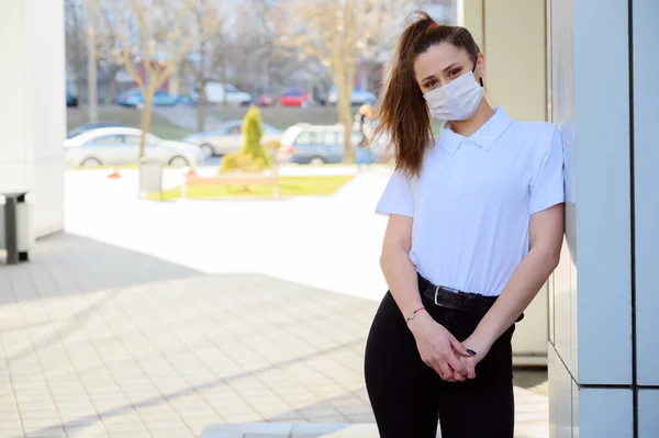 Retrato Una Joven Morena Caucásica Una Camiseta Blanca Aire Libre — Foto de Stock