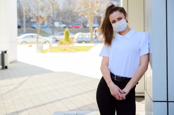 Portretul Unei Tinere Brunete Caucaziene Într Tricou Alb Aer Liber — Fotografie, imagine de stoc