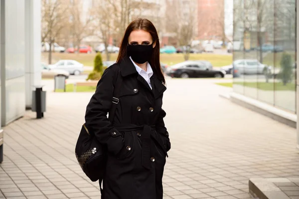 Portret Pięknej Białej Brunetki Ulicy Miejskiej Medycznej Czarnej Masce Podczas — Zdjęcie stockowe