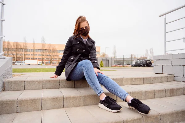 Ritratto Una Ragazza Bruna Caucasica Una Strada Città Con Una — Foto Stock