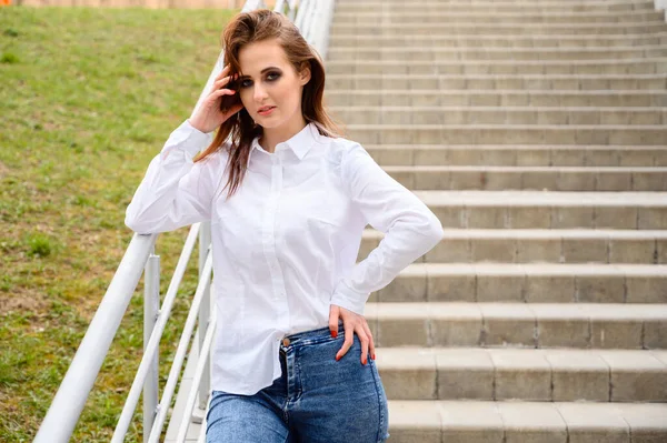 Blog Fényképezés Caucasian Brunette Girl City Street White Shirt Background — Stock Fotó