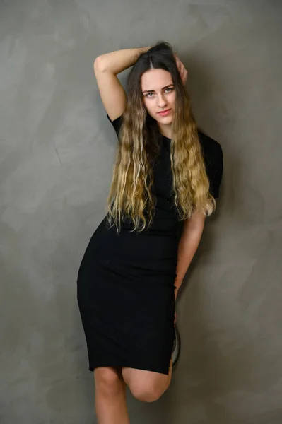 Κάθετη Κοπέλα Στυλ Φωτογραφίας Όμορφα Μακριά Μαλλιά Μαύρο Φόρεμα Γκρι — Φωτογραφία Αρχείου