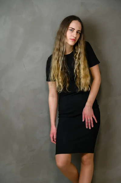 Muchacha Vertical Estilo Foto Con Hermoso Pelo Largo Vestido Negro — Foto de Stock