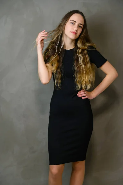 Muchacha Vertical Estilo Foto Con Hermoso Pelo Largo Vestido Negro — Foto de Stock