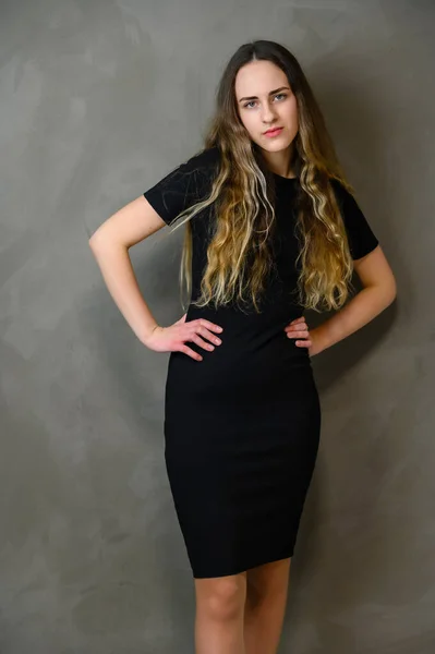 Κάθετη Κοπέλα Στυλ Φωτογραφίας Όμορφα Μακριά Μαλλιά Μαύρο Φόρεμα Γκρι — Φωτογραφία Αρχείου