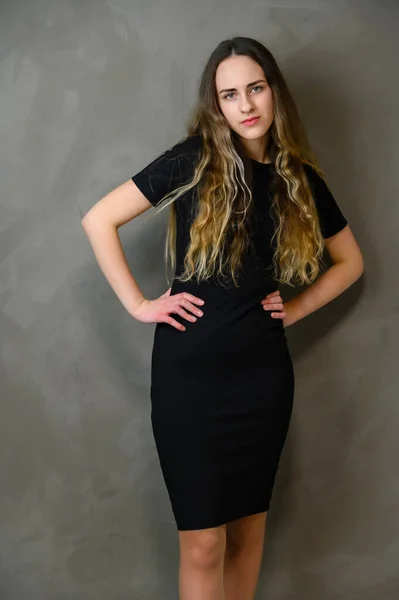 Menina Estilo Foto Vertical Com Cabelo Longo Bonito Vestido Preto — Fotografia de Stock