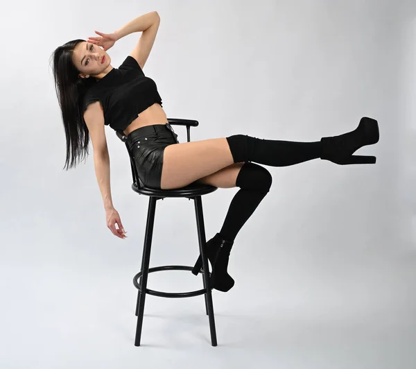 Stijlvolle Full Length Foto Brunette Model Meisje Een Stoel Een — Stockfoto
