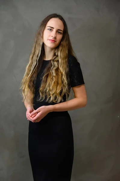 Foto Vertical Modelo Menina Branca Jovem Esbelta Com Cabelo Encaracolado — Fotografia de Stock