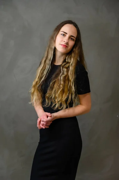 Foto Vertical Modelo Menina Branca Jovem Esbelta Com Cabelo Encaracolado — Fotografia de Stock