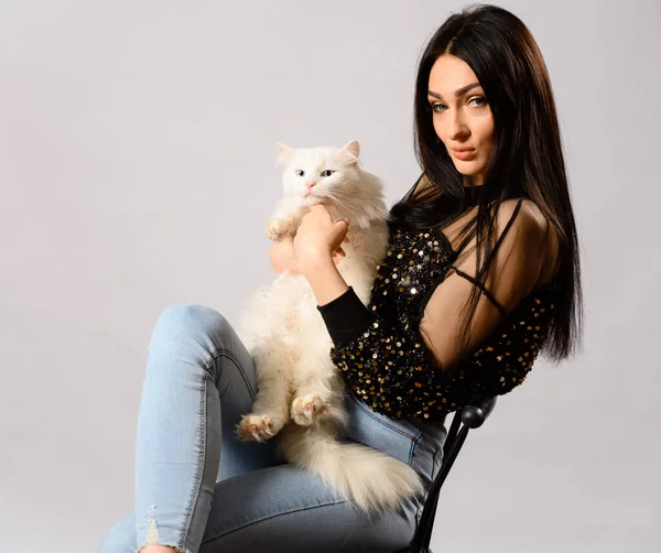 Portrét Kavkazské Brunetky Dívka Model Bílém Pozadí Studiu Model Sedí — Stock fotografie