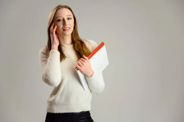 Foto Del Estudio Una Estudiante Rubia Sobre Fondo Blanco Suéter — Foto de Stock