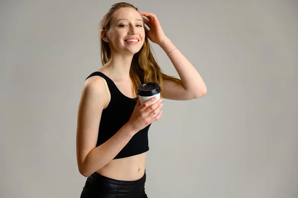 Estúdio Retrato Uma Menina Caucasiana Feliz Com Sorriso Uma Camiseta — Fotografia de Stock