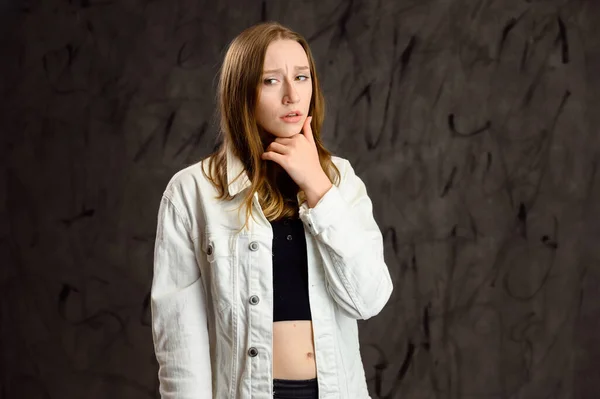 Model Mluví Projevuje Emoce Studio Fotografie Šťastného Běloška Dívka Bílé — Stock fotografie