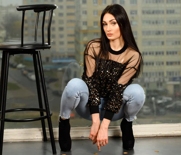 Photo Model Glamor Gadis Dalam Celana Jeans Cokelat Berpose Kursi — Stok Foto