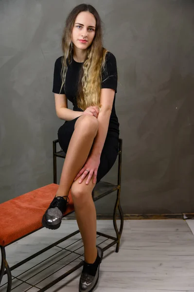 Vertikales Studioporträt Eines Kaukasischen Jungen Hübschen Mädchens Einem Schwarzen Kleid — Stockfoto