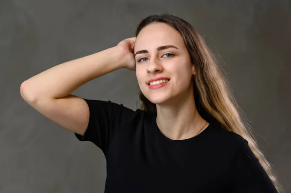 Retrato Menina Felicidade Caucasiana Vestido Preto Com Cabelos Longos Belo — Fotografia de Stock