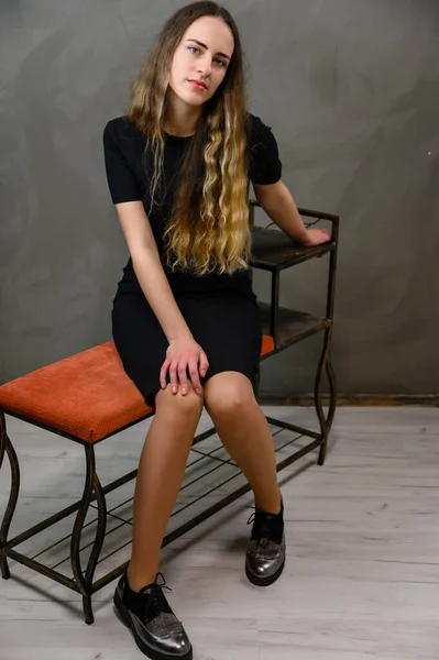 Retrato Estudio Vertical Una Joven Guapa Caucásica Vestido Negro Con — Foto de Stock