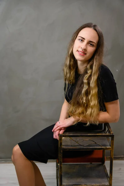 Retrato Vertical Una Chica Caucásica Vestido Negro Con Pelo Largo — Foto de Stock