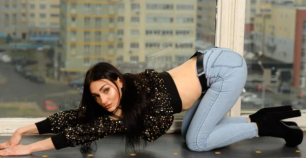 Modelo Foto Chica Glamorosa Jeans Morenas Posando Sobre Una Mesa — Foto de Stock