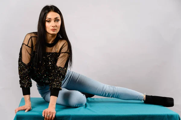 Fotomodell Glamorös Flicka Brunett Jeans Poserar Ett Bord Vit Bakgrund — Stockfoto